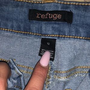 Distressed skinny jeans